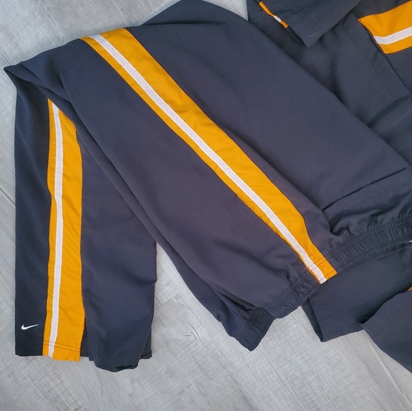 Nike Woman's Grey and yellow track suit - Picture 5 of 7